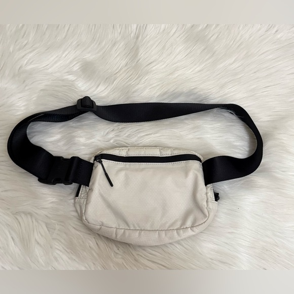 Lululemon Everywhere Belt Bag 1L | White Opal & Black - Picture 4 of 8